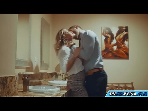 ❤️ Když vás na veřejných záchodcích svádí prsatá blondýna. ️❌ Sex video u nás